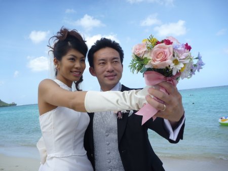海をバックに記念撮影しました。