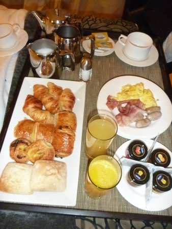 2日目朝ご飯はルームサービスで