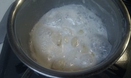 牛乳でニンニクを煮る