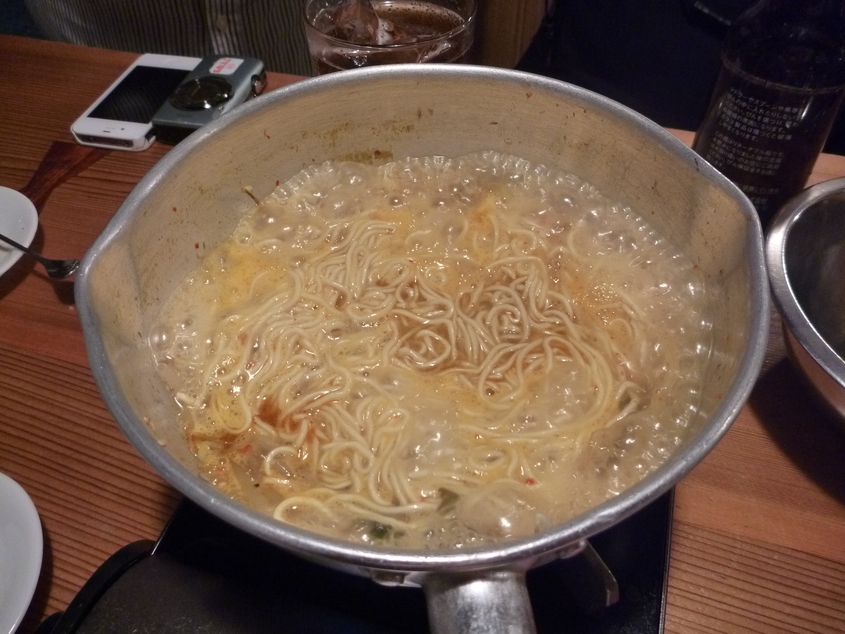 モツ鍋にラーメン投入