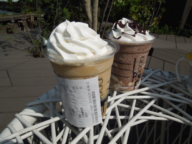 「コーヒーゼリーフラペチーノ(手前)」と期間限定商品の「チョコレートクッキークランブールフラペチーノ with ホワイトチョコレートプディング」