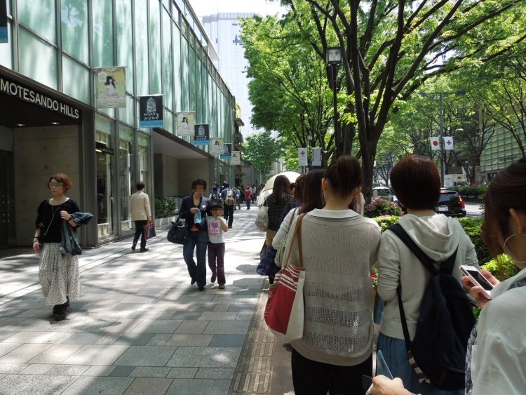 表参道で行列のできてるところ