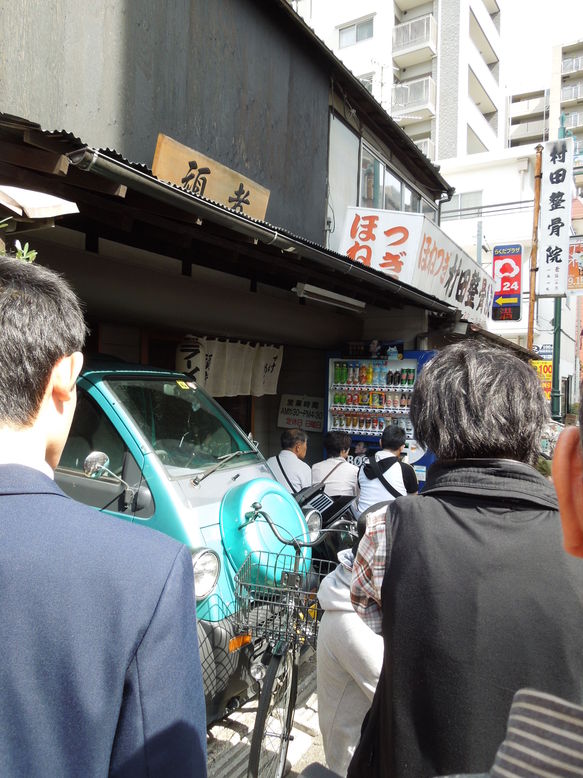 開店前からすでに行列40人ぐらいは並んでた