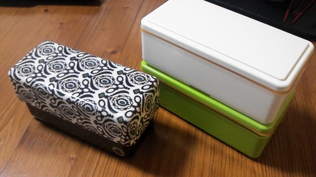 新しい弁当箱(左)と今の弁当箱(右)