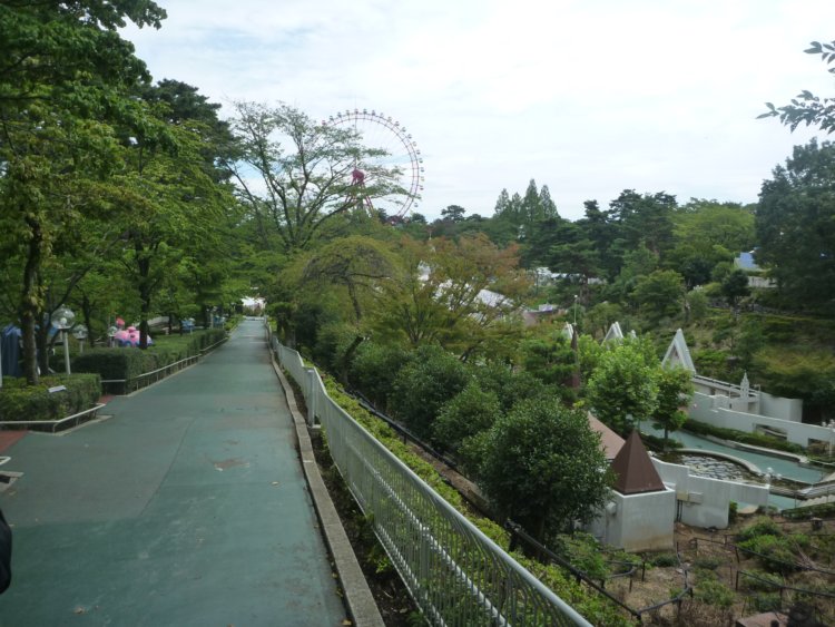 入り口から人気がない西武遊園地 007-P1000918.JPG.medium