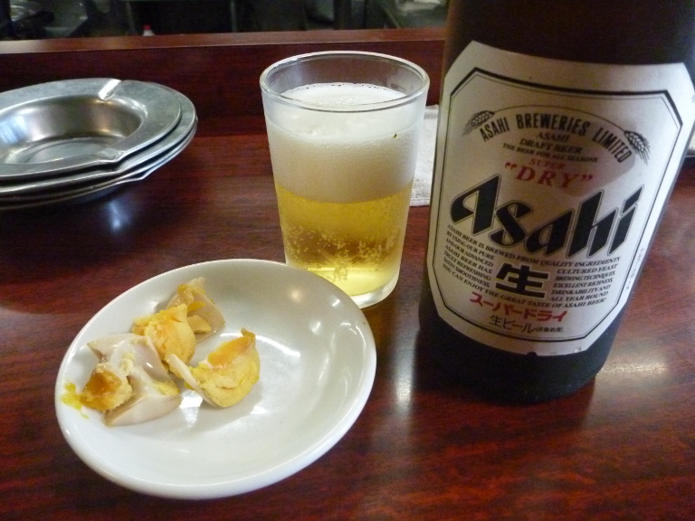 とりあえずビールとツマミの崩れた玉子 P1010110