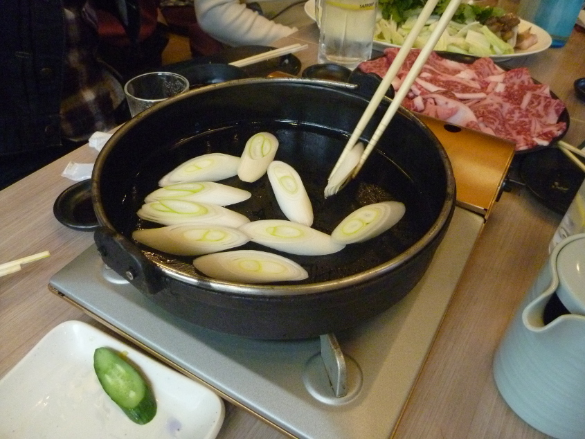 ゴンちゃんにつくってもらう。まずはねぎを焼き P1010535