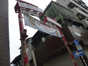 ゲートにシーサーのってる